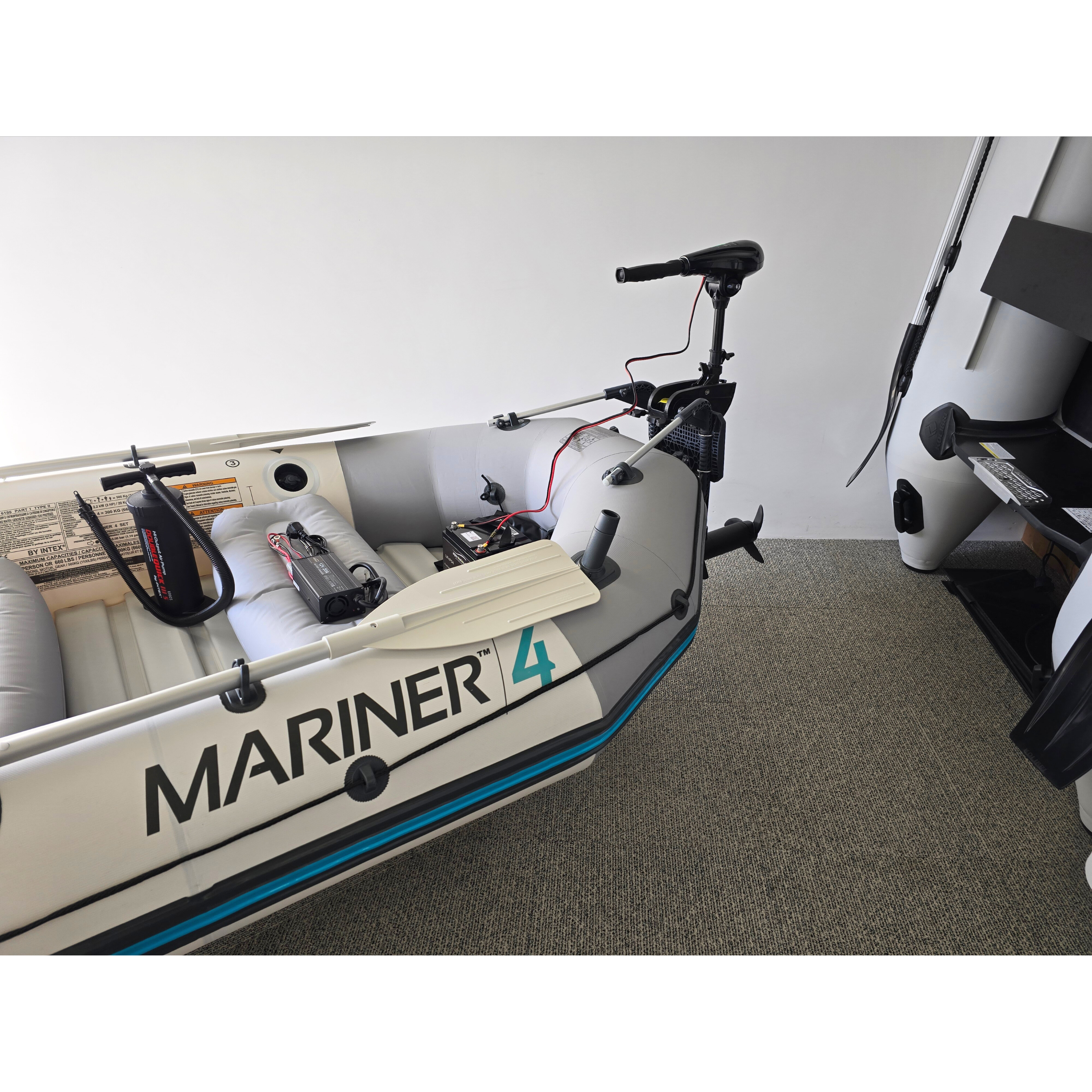 Complete Vaarset Bootset – Intex Mariner 4 met 40lbs Fluistermotor & LiFePO4 Lithiumaccu & Lader