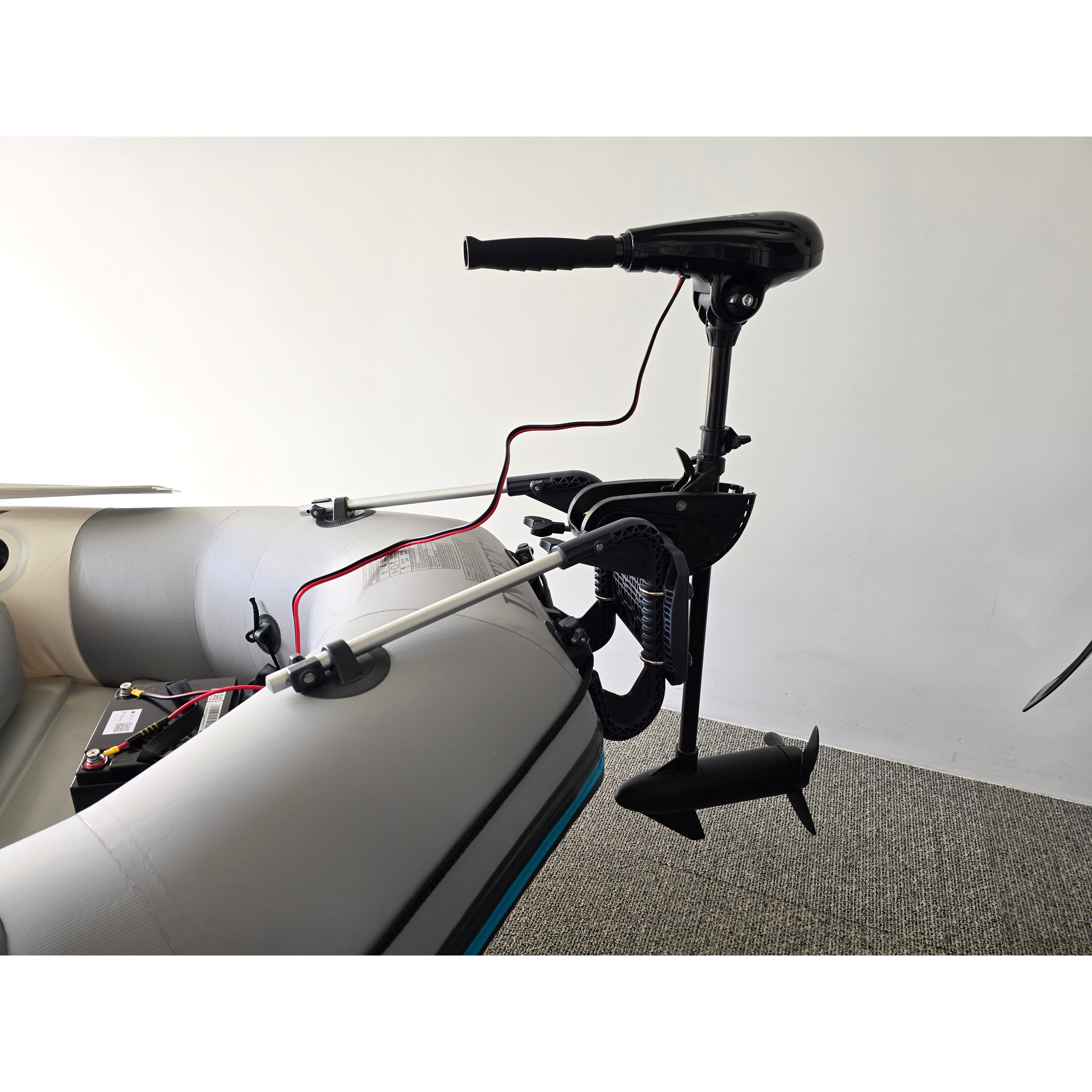 Complete Vaarset Bootset – Intex Mariner 4 met 62lbs Fluistermotor & LiFePO4 Lithiumaccu & Lader