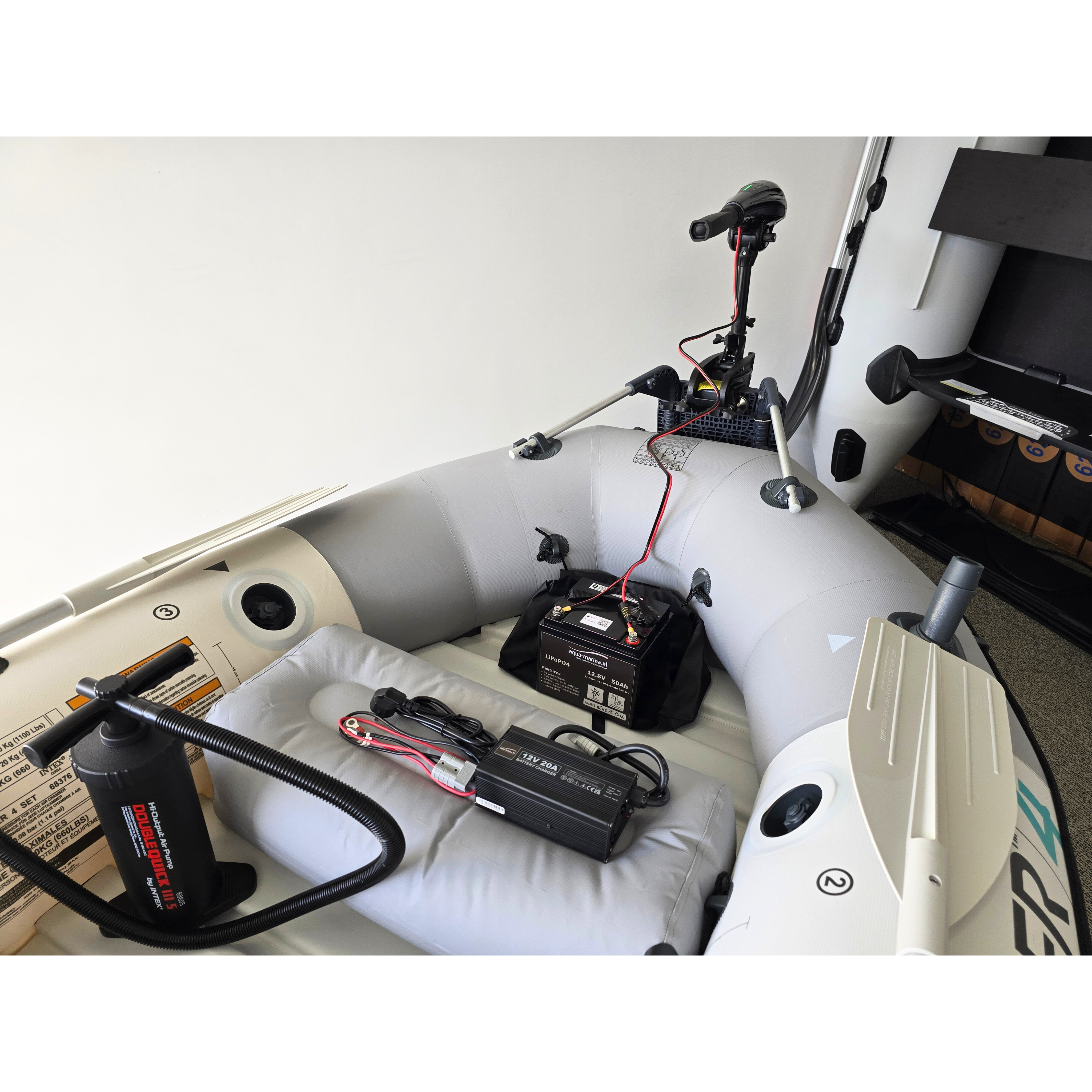 Complete Vaarset Bootset – Intex Mariner 4 met 62lbs Fluistermotor & LiFePO4 Lithiumaccu & Lader